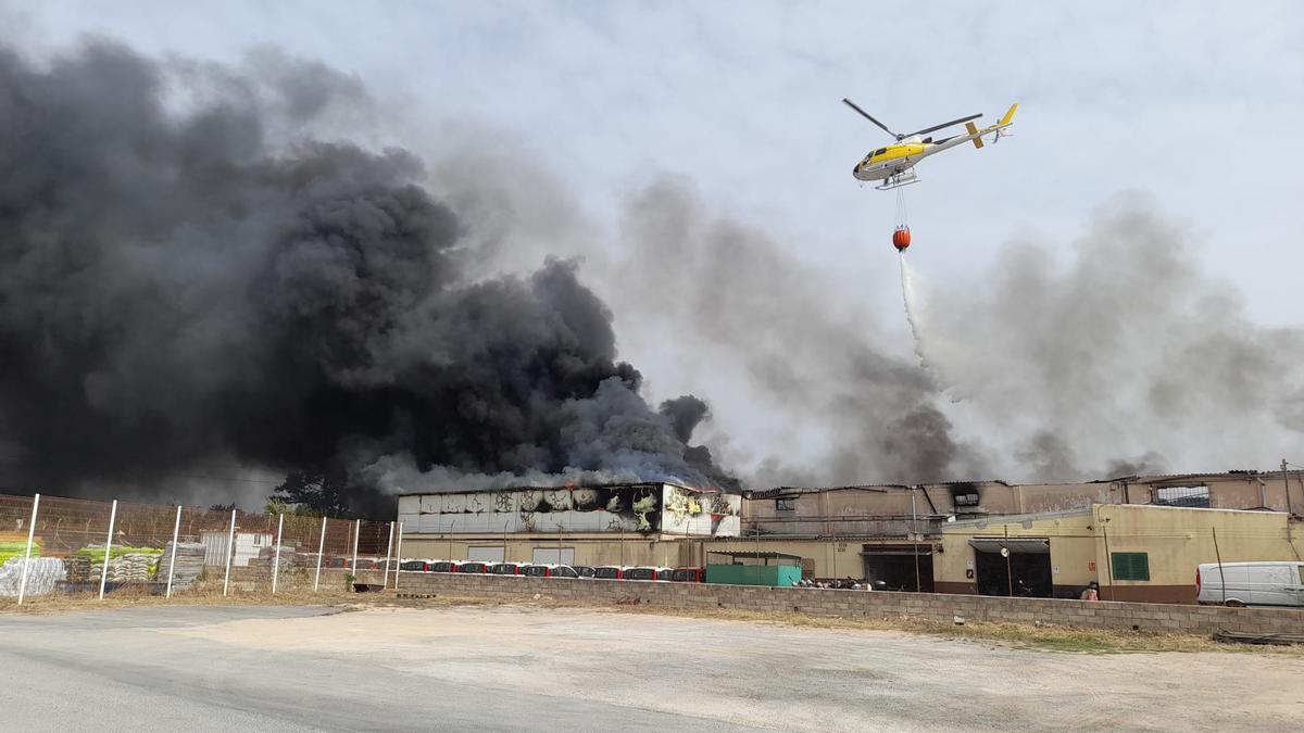 El helicóptero del Ibanat sobrevuela la nava incendiada