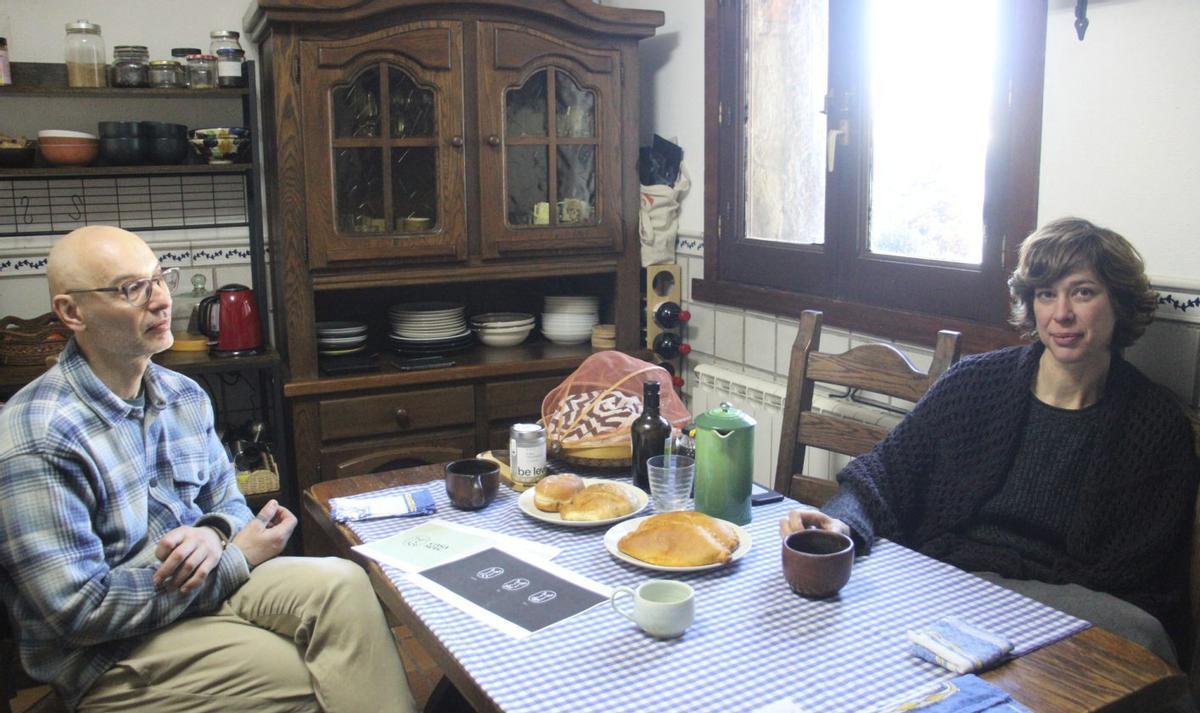 Francis Restoy y Alina Muresan en su nuevo hogar de San Justo.  | ARACELI SAAVEDRA