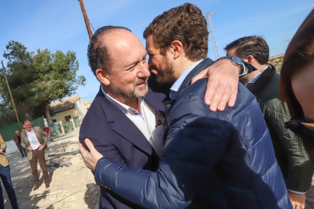 Pablo Casado, Isabel Bonig y Carlos Mazón visitan la zona en la que se rompió la mota del río en Almoradí