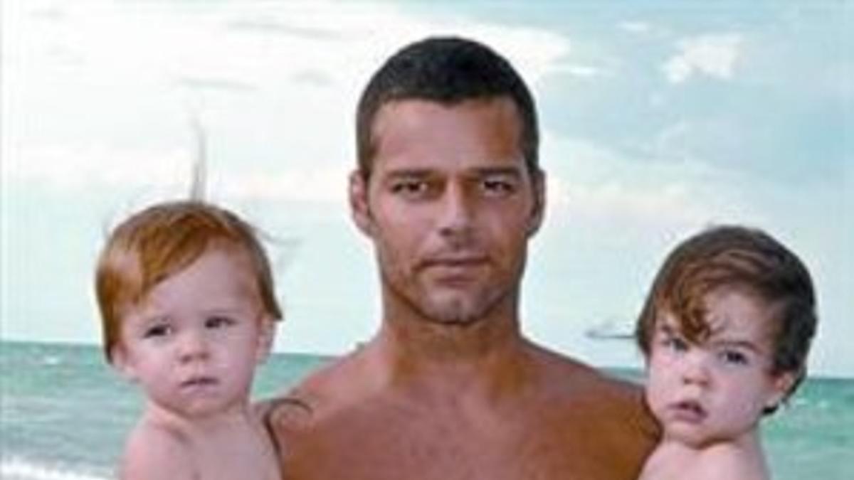 Ricky Martin y sus hijos Matteo (izquierda) y Valentino en Miami el 2009. En la foto pequeña, portada del libro.