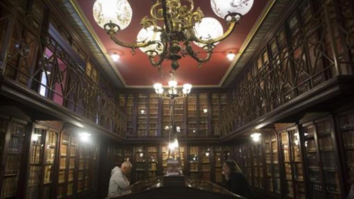 Impresionante sala de lectura de la Biblioteca Arús, construida en 1895.