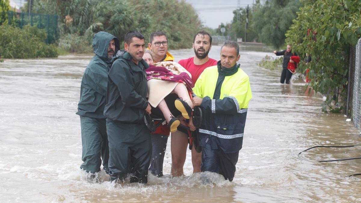 Rescate de una vecina en la huerta de Almoradí durante la DANA de septiembre de 2019