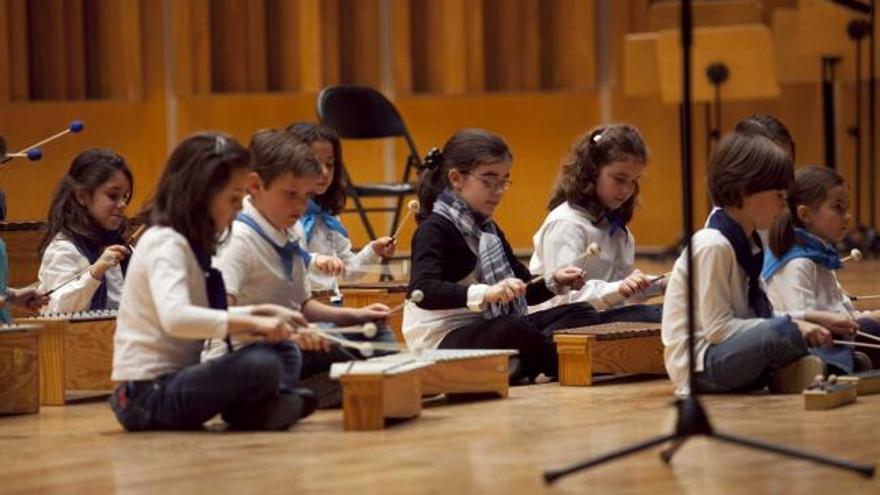 Los alumnos más pequeños de la escuela, durante su actuación.