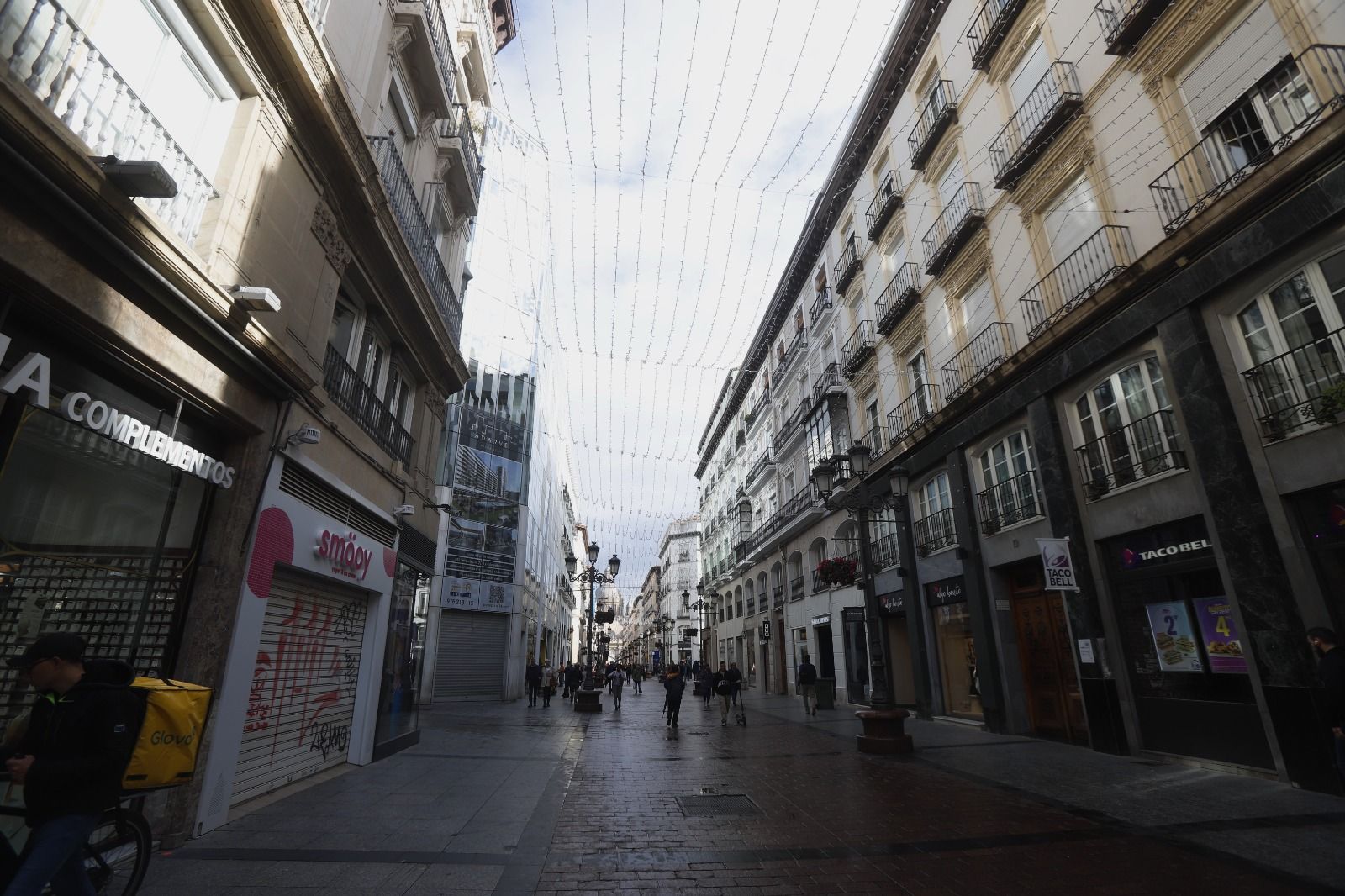 EN IMÁGENES | Las calles de Zaragoza se engalanan con las luces de Navidad