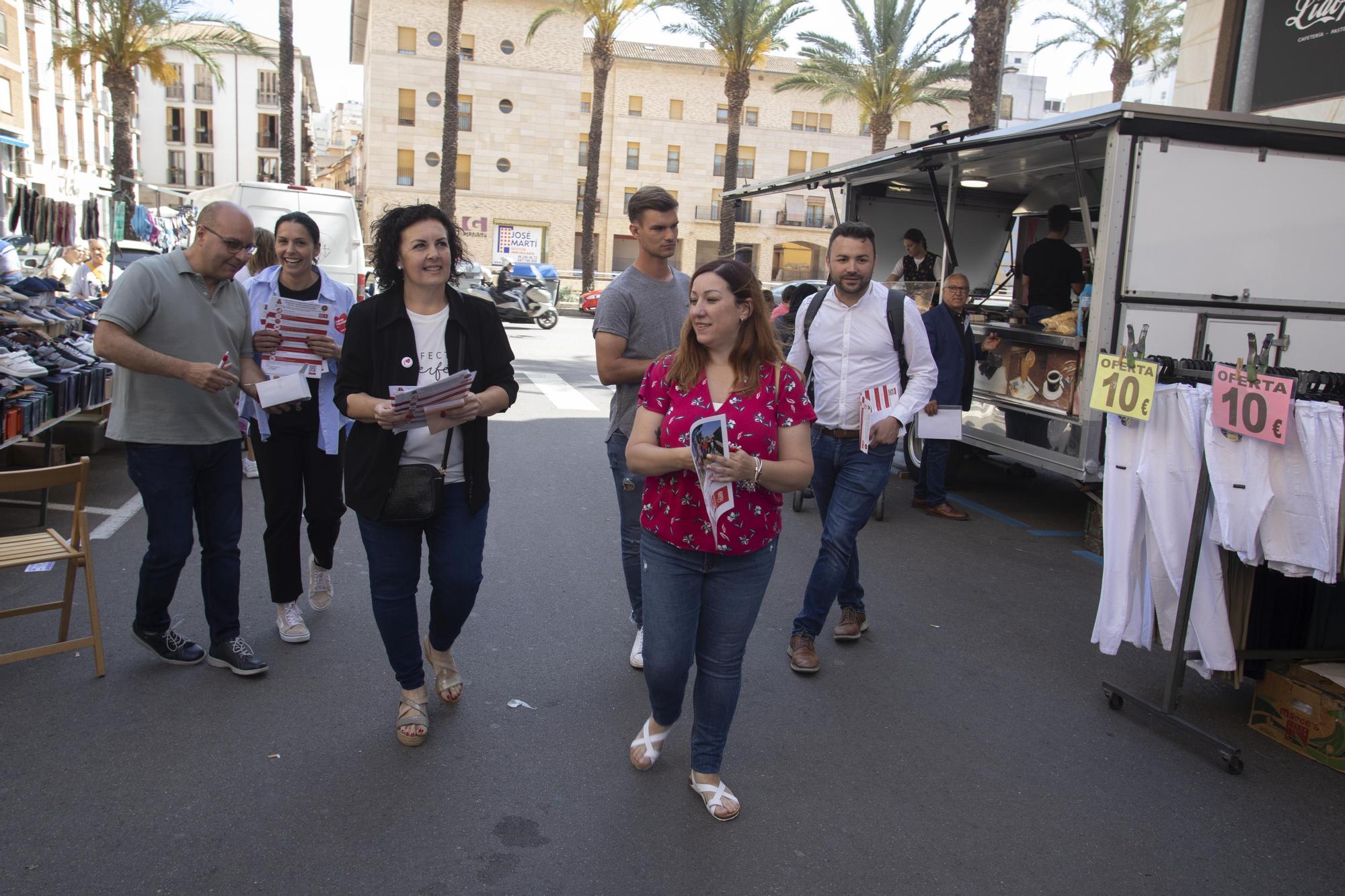 Los Partidos buscan el voto en el mercado de Alzira