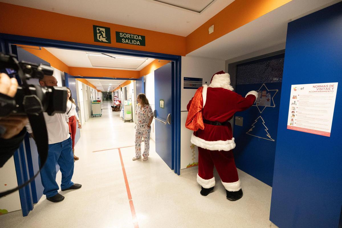 Todas las imágenes de la visita de Papá Noel al hospital Can Misses