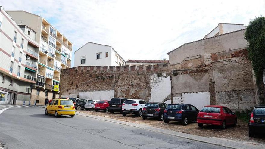 aparcamiento ante la muralla