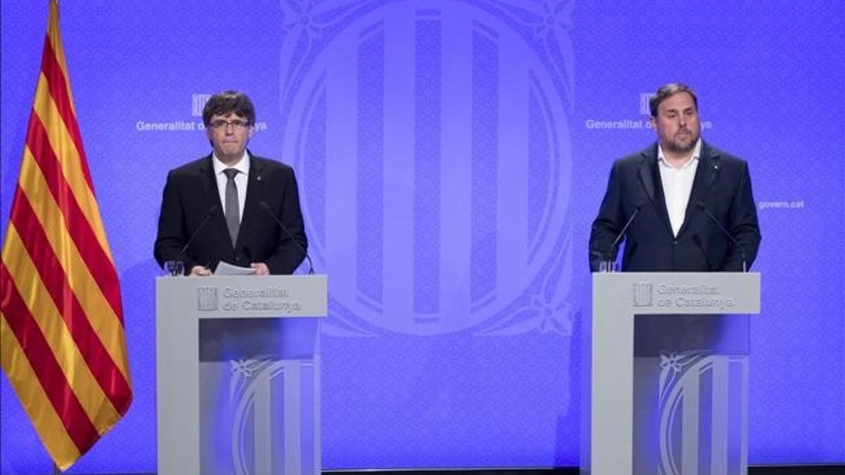 Carles Puigdemont y Oriol Junqueras, en la rueda de prensa en la que se anunciaron los últimos cambios en el Govern.