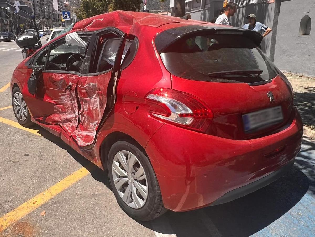 El coche recibió un fuerte impacto en un lateral