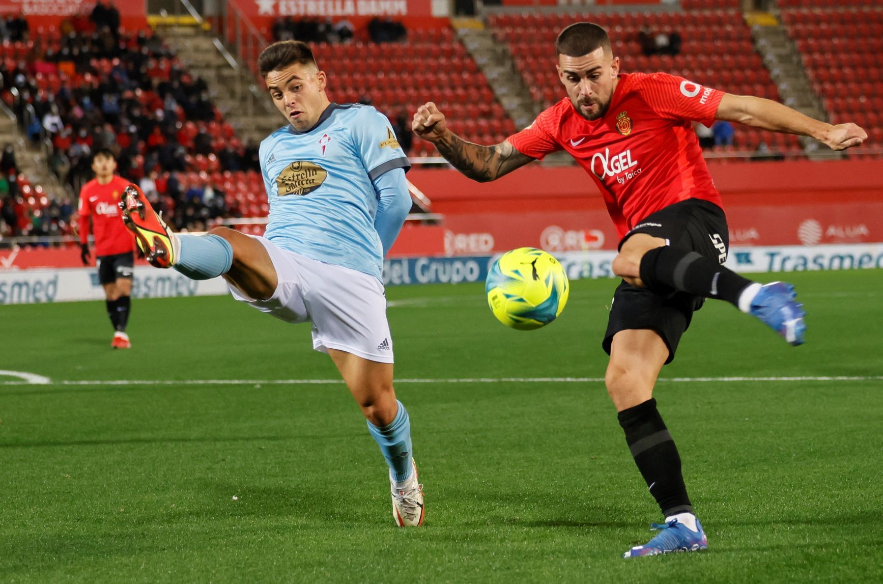 Las mejores imágenes del partido (y del viento) entre el Mallorca y el Celta