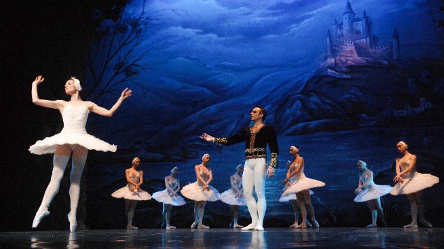 El director y bailarín del Ballet Clásico de San Petersburgo, Andrey Batalov (centro), y la solista Schepachiova (izq.) en el ensayo realizado ayer en el Cuyás.