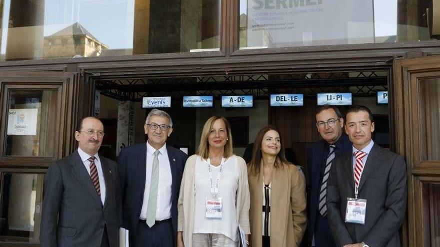 De izquierda a derecha, Alejandro Braña (presidente del Colegio de Médicos del Principado), Santiago García Granda (rector de la Universidad de Oviedo), Roser Garreta (presidenta de la Sociedad Española de Rehabilitación), Eva Illán (concejala de Bienestar Social), José Ramón Riera (gerente del Servicio de Salud del Principado) y Ricardo Llavona (presidente de la Sociedad Asturiana de Rehabilitación y rsponsable del congreso), ayer, en la Laboral.