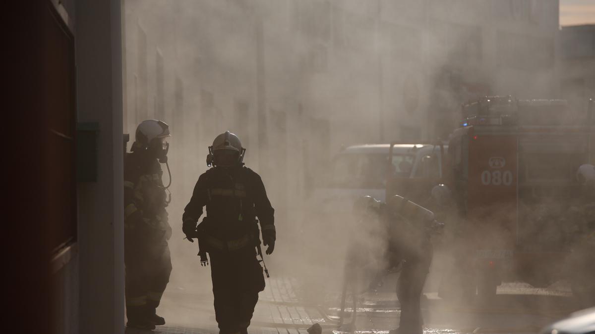 Bomberos de Córdoba trabajando en un incendio.