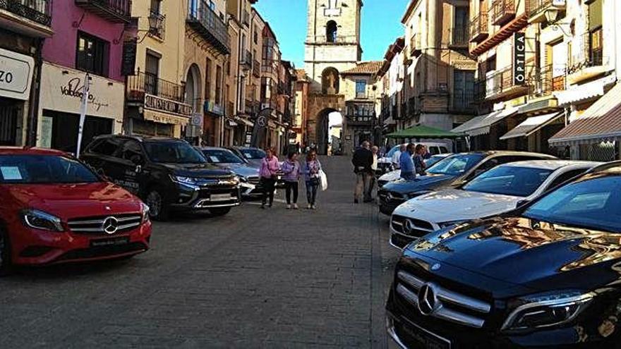 Los coches puestos a la venta llenan los alrededores de la Plaza Mayor de Toro.