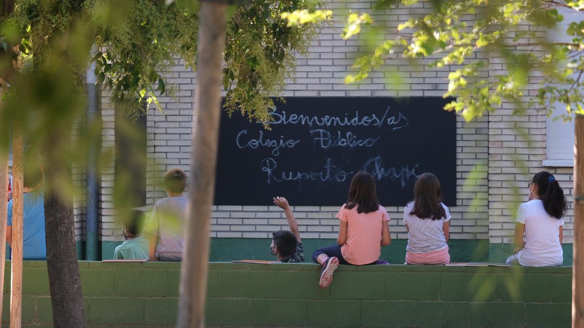 Alumnos del colegio público Ruperto Chapí de Villena, en la mañana de ayer, jugando con normalidad en el patio durante el recreo.