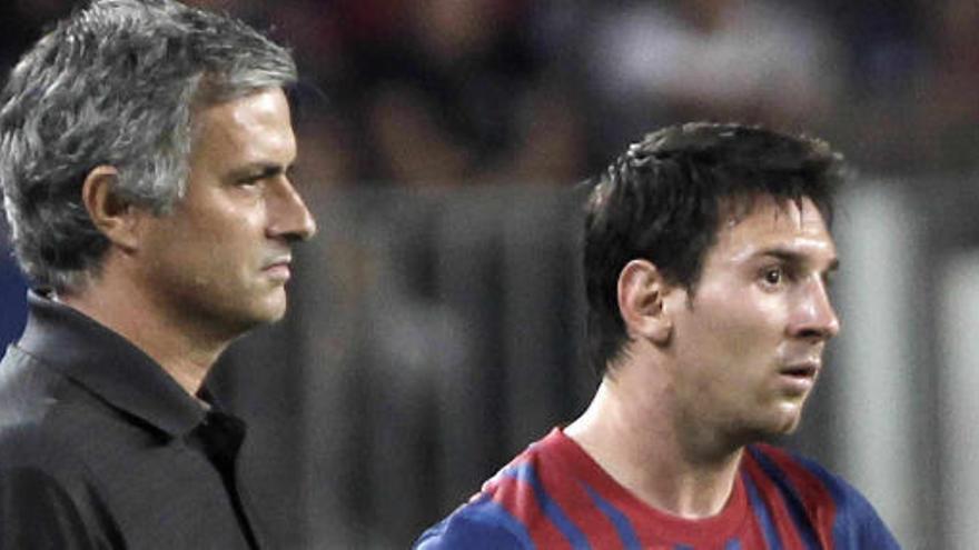 José Mourinho y Leo Messi, durante un lance del encuentro de ayer.