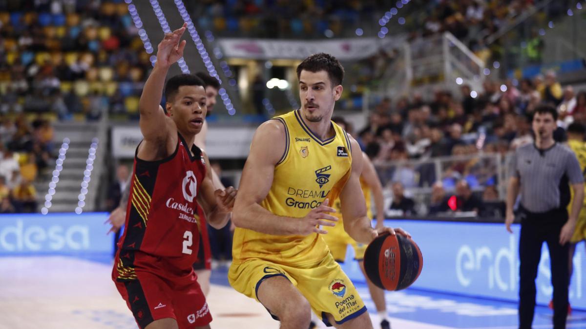 Bell-Haynes intenta defender a Brussino.
