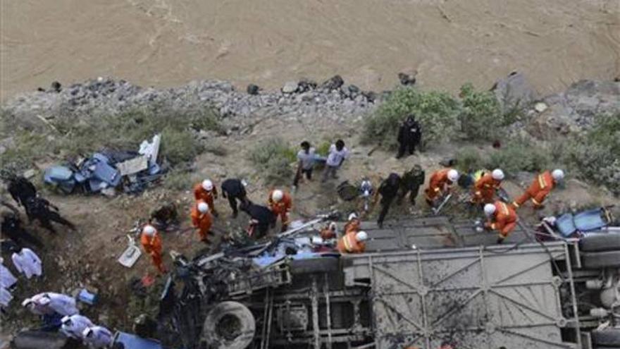 Mueren 44 personas en el accidente de un autobús de turistas en el Tíbet