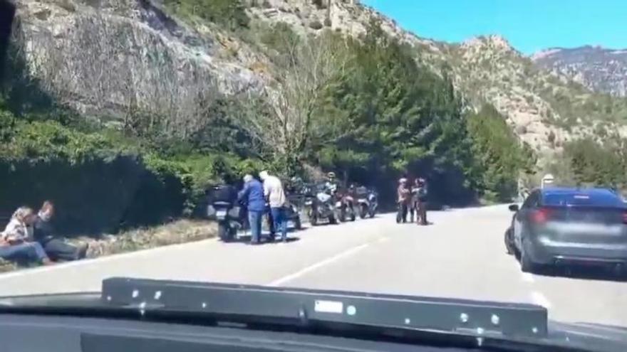 VÍDEO | Els Mossos assisteixen els motoristes afectats pel vent a l'Alt Urgell