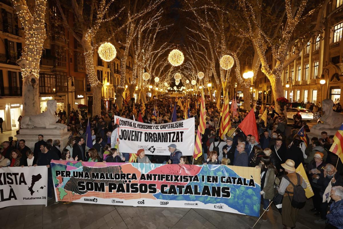 Más de un millar de personas marchan por el centro de Palma para reivindicar una Mallorca antifascista y en catalán