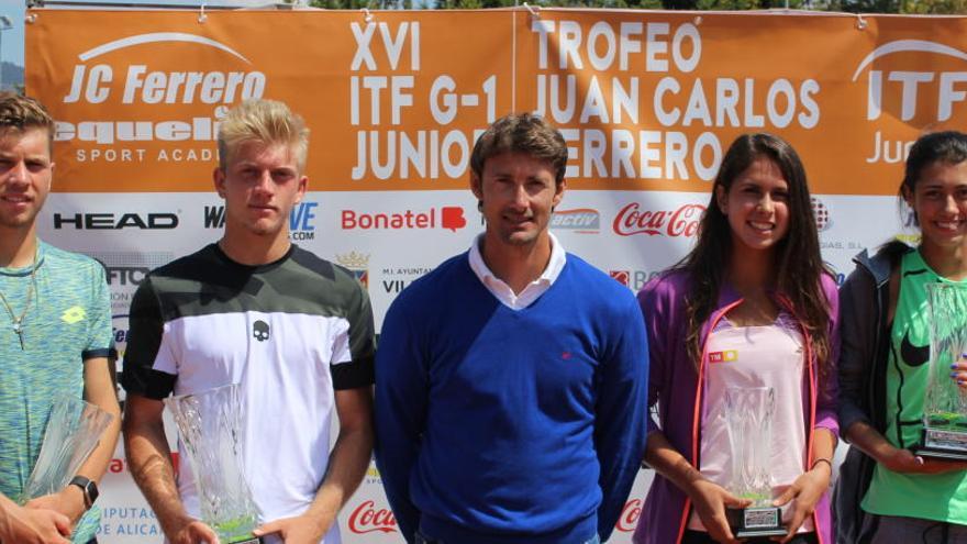 Los finalistas del trofeo con el director Juan Carlos Ferrero