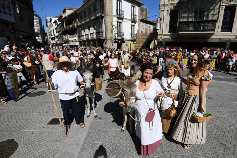 Miles de asistentes consolidan la Feira Franca como una de las fiestas históricas más destacadas de Galicia