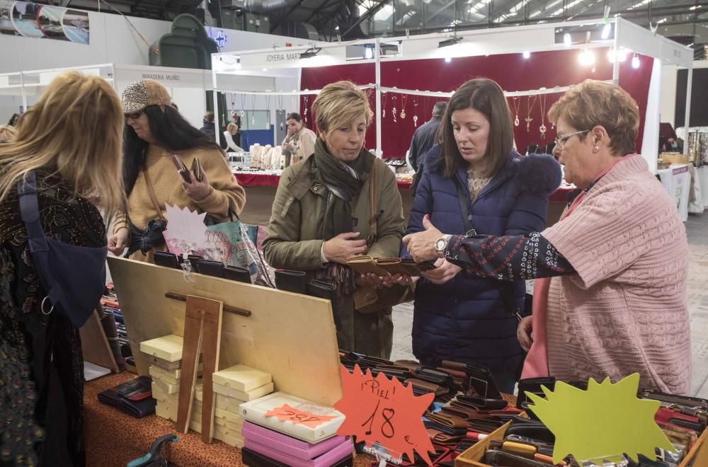 Cientos de visitantes descubren las novedades en el sector de los electrodomésticos, los muebles y la decoración en la primera Feria Hogar Factory de Vigo.