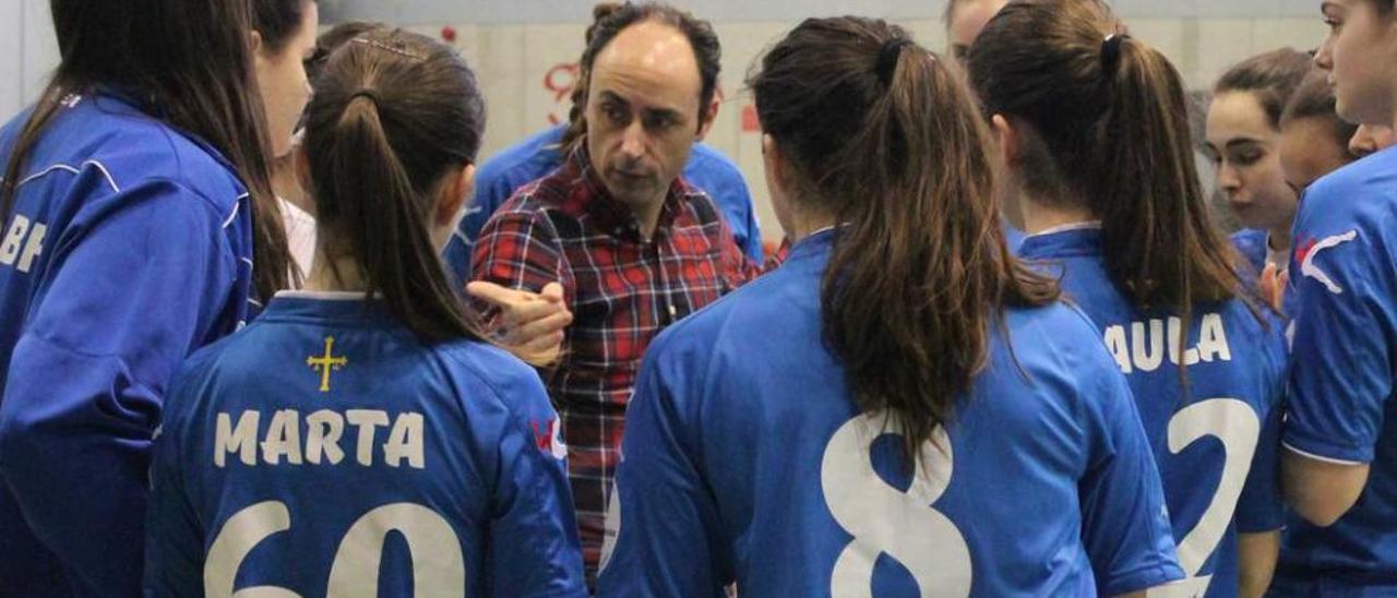 Iván Gallego da instrucciones al equipo juvenil del club.