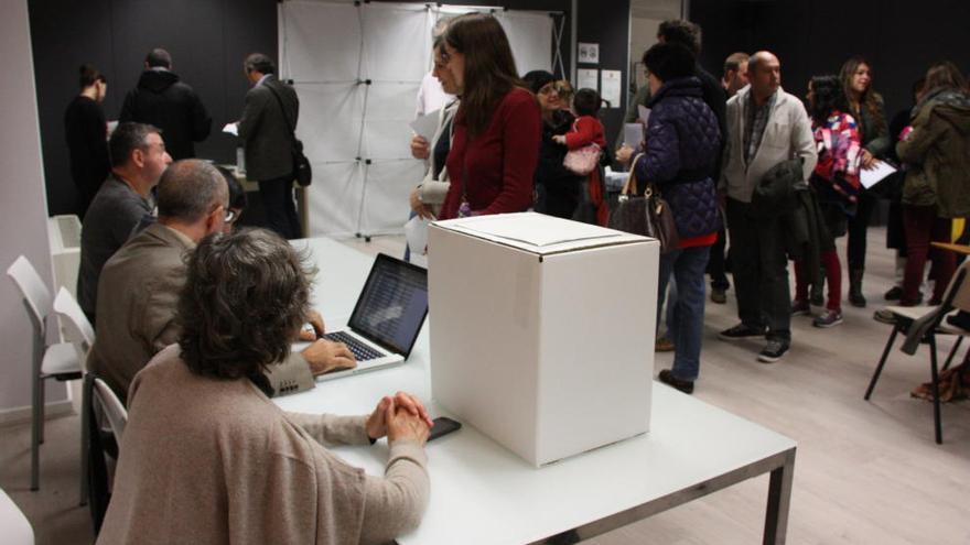 La primera urna habilitada aquest matí a la delegació catalana a Brussel·les.