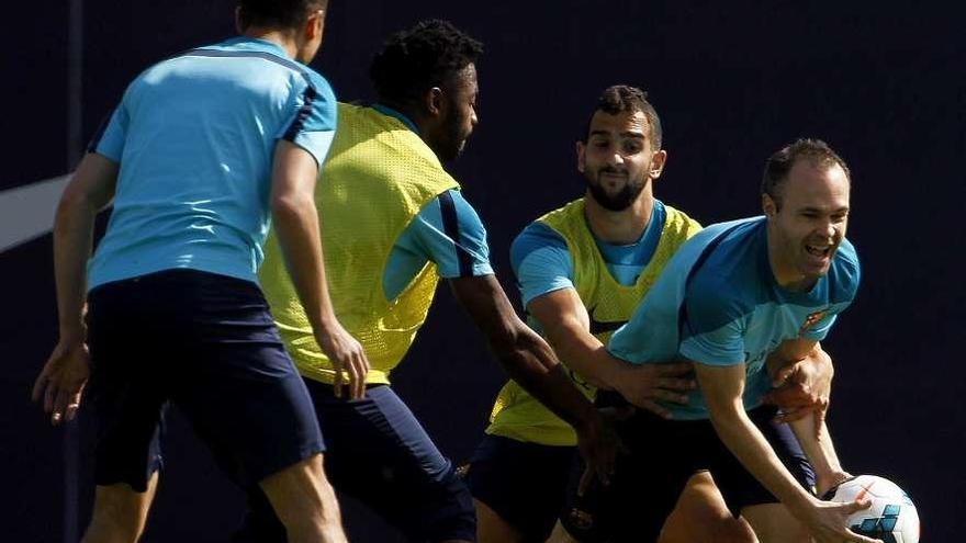 Afellay, Song, Montoya e Iniesta, durante el entrenamiento de ayer del Barcelona. // Alberto Estévez