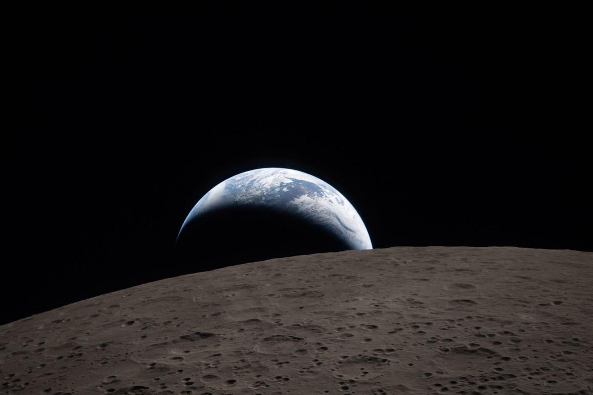 Vista de La Tierra desde la Luna captada por la nave espacial Orion durante la misión Artemis II, a 6 de abril de 2026. La misión Artemis II se encuentra ya de vuelta a la Tierra tras haber completado su recorrido alrededor de la Luna, en la que supone una de las fases más críticas del viaje espacial: la reentrada en la atmósfera. 07 ABRIL 2026 NASA 07/04/2026. NASA;