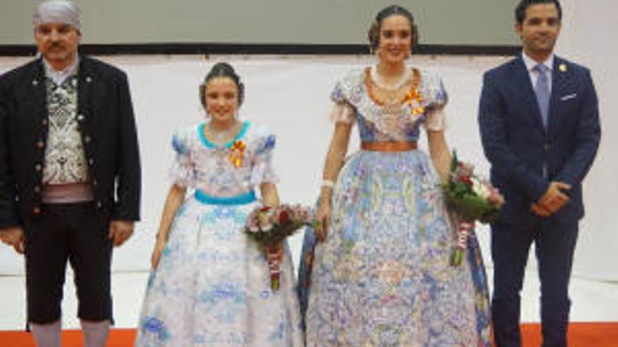 Las falleras mayores con el alcalde.