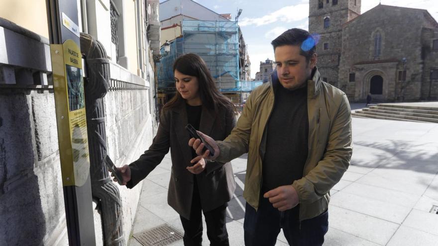 Raquel Ruiz y Víctor Estrada, ayer, en Álvarez Acebal, activando los «tour» virtuales en sus móviles. | Ricardo Solís