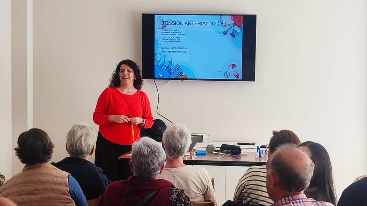 Charla de la responsable de Enfermería del Chuac en Viós.