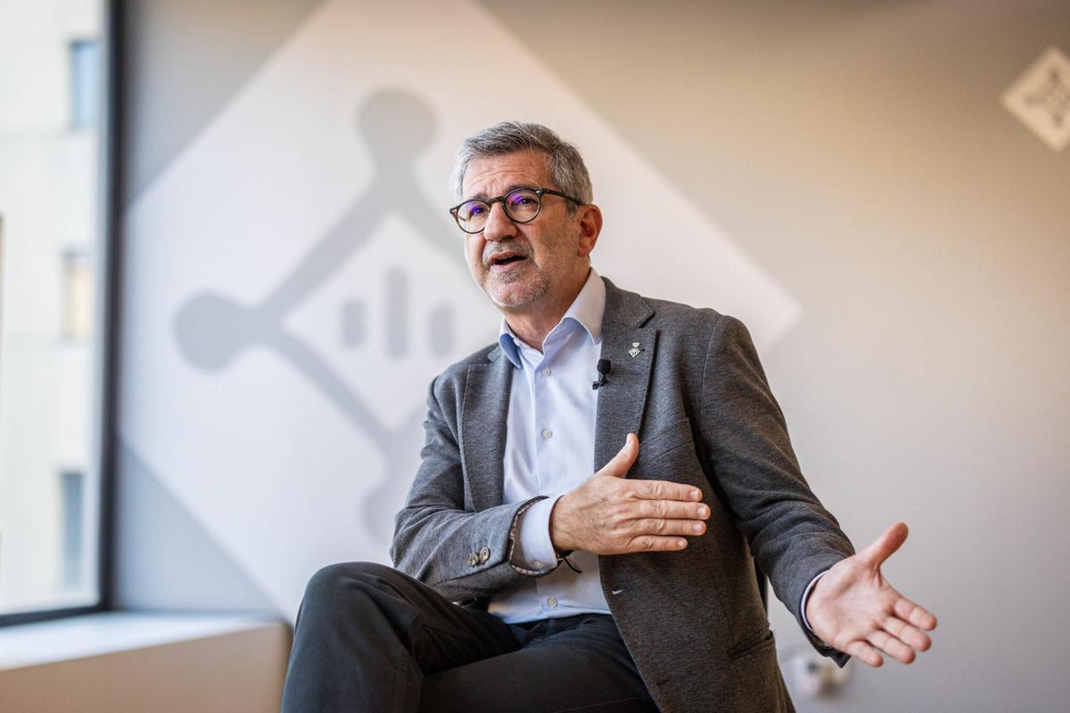 Sant Cugat 19/12/2025 Política Serie inmigración y extrema derecha. Josep Maria Vallès,alcalde de Sant Cugat del Vallès,durante la entrevista con El Periódico. AUTOR: JORDI OTIX