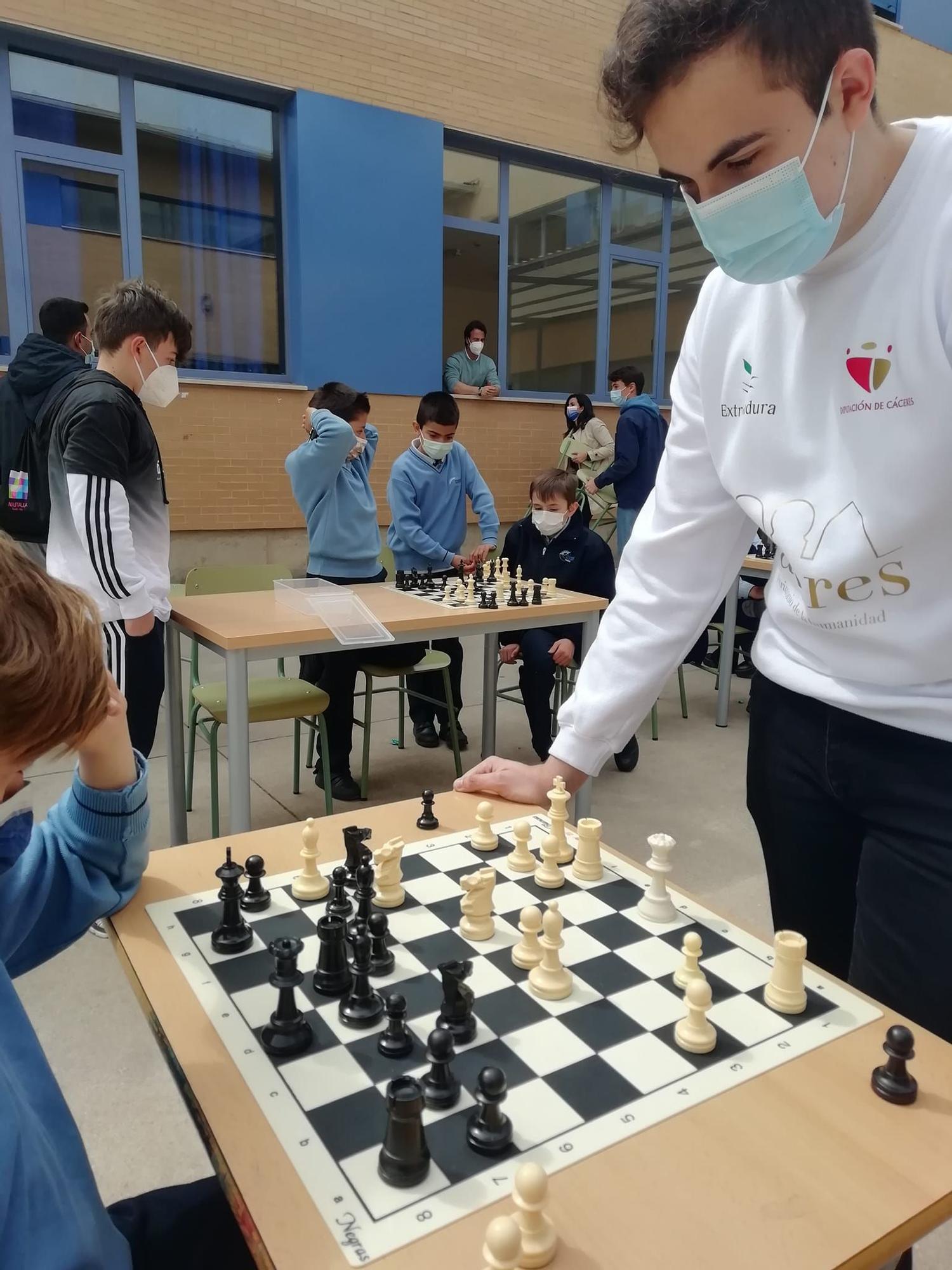 Alejandro Fernández durante una partida simultánea.