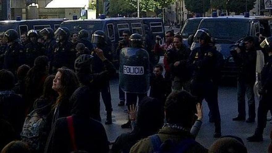 Los estudiantes han cortado la calle Xàtiva y la policía ha tomado posiciones