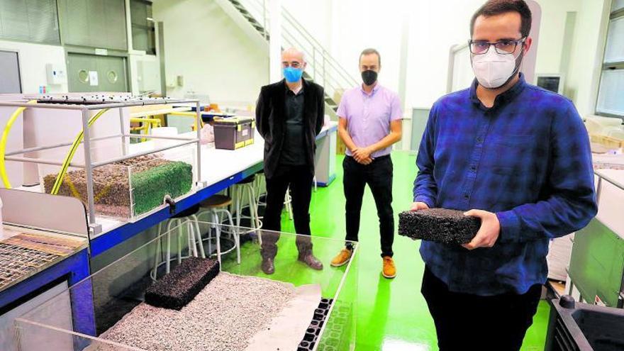 En primer términu, Carlos Rey Mahía, al pie d&#039;un sistema de drenaxe sostenible; detrás, los profesores Felipe Pedro Álvarez Rabanal y Luis Ángel Sañudo Fontaneda, na Escuela Politécnica de Mieres. | Luisma Murias