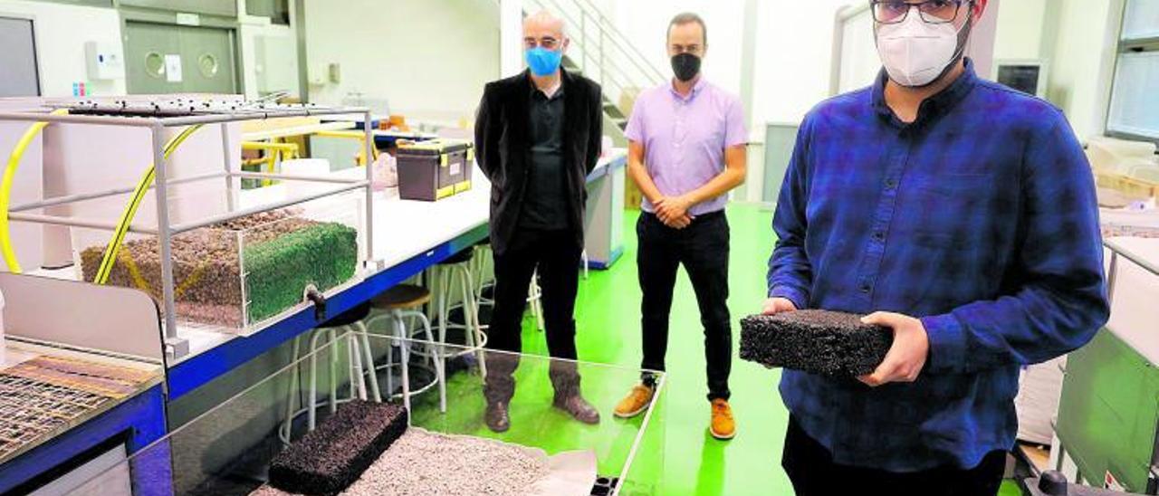 En primer término, Carlos Rey Mahía, junto a un sistema de drenaje sostenible; detrás, los profesores Felipe Pedro Álvarez Rabanal y Luis Ángel Sañudo Fontaneda, en la Escuela Politécnica de Mieres. | Luisma Murias  |   LUISMA MURIAS