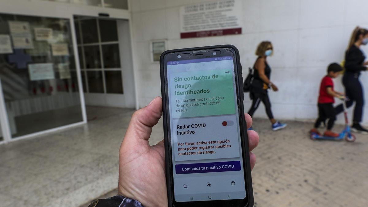 Un usuario trata de utilizar la app Radar Covid en un centro de salud de Elche, sin éxito.