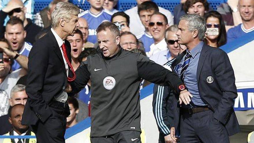 Wenger y Mourinho llegan a las manos en Stamford Bridge