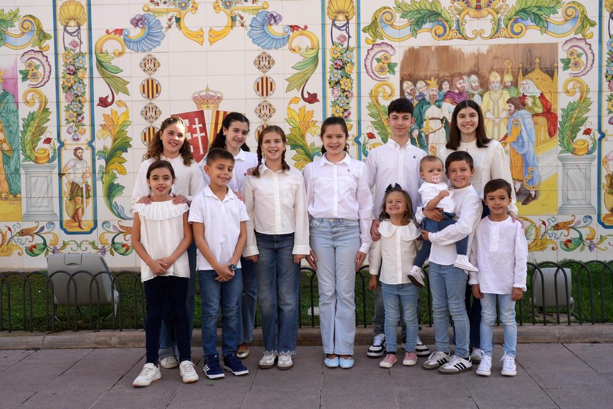 Valeria, amb la comissió infantil de Portal de l’Om, amb un somriure.