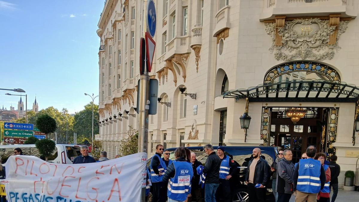 Pilotos de emergencias protestan en las puertas del Congreso de los Diputados