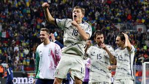 Nicoló Barella, en primer término, celebra con sus compañeros la clasificación de Italia para la Eurocopa-2024