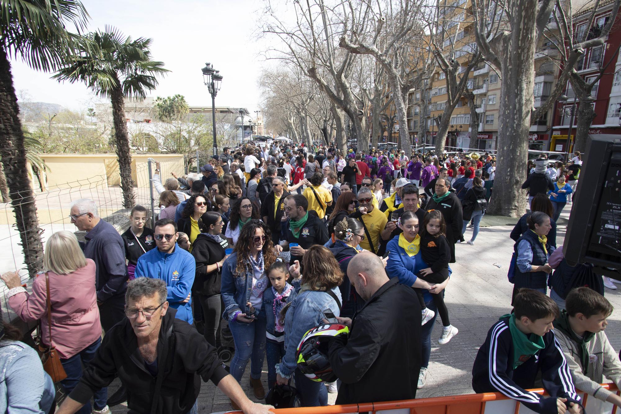 La mascletà de Caballer "retumba" en el Jardí de la Pau de Xàtiva