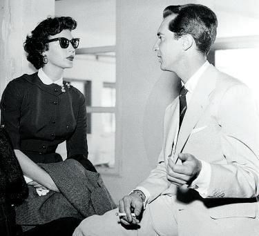 Luís Miguel Dominguín conversando con la actriz en el aeropuerto de Barajas.
