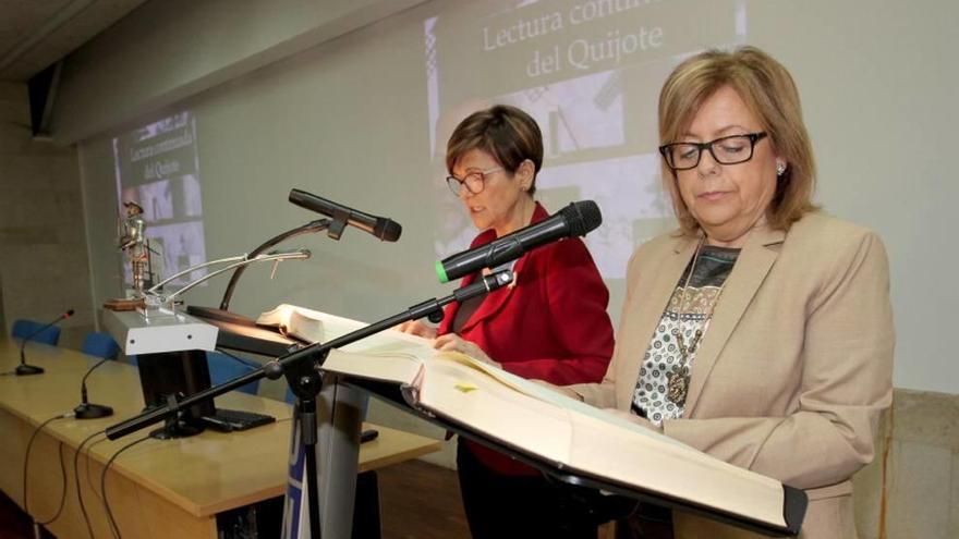 Ferrándiz, junto a un retrato de Cervantes, en la UNED.