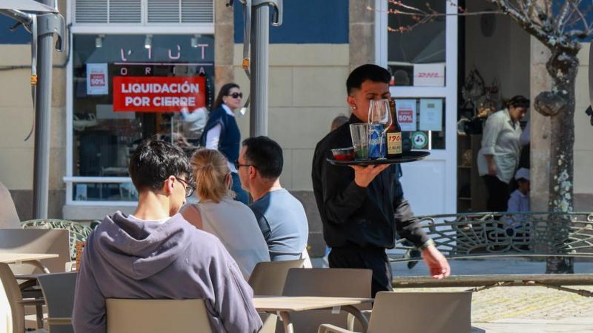 Un trabajador de hostelería, en O Salnés.