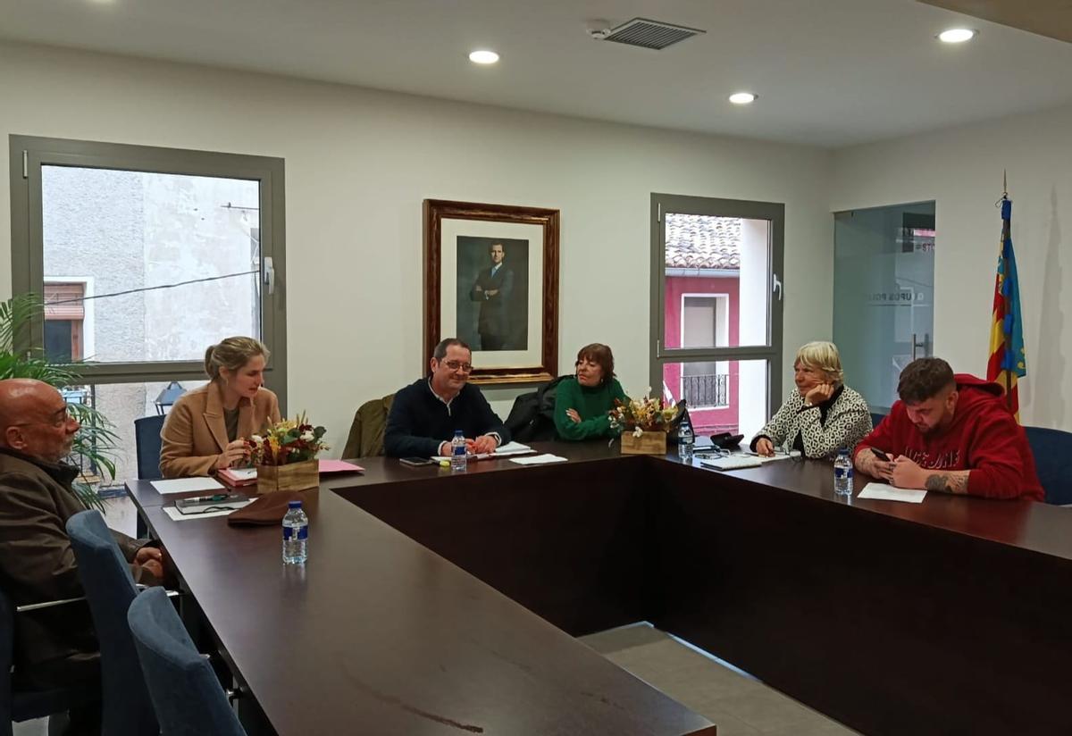 Un momento del pleno de Aigües, con el alcalde en el centro