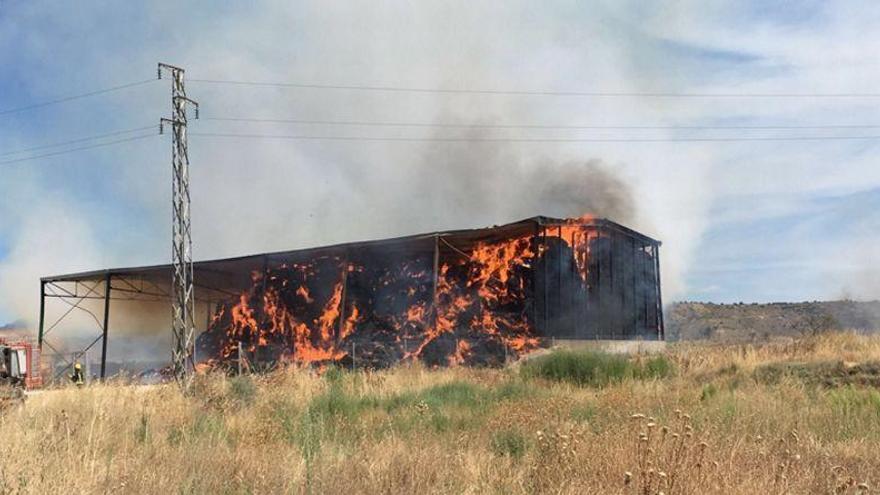 Un incendio en un almacén de paja quema 400 hectáreas de rastrojo
